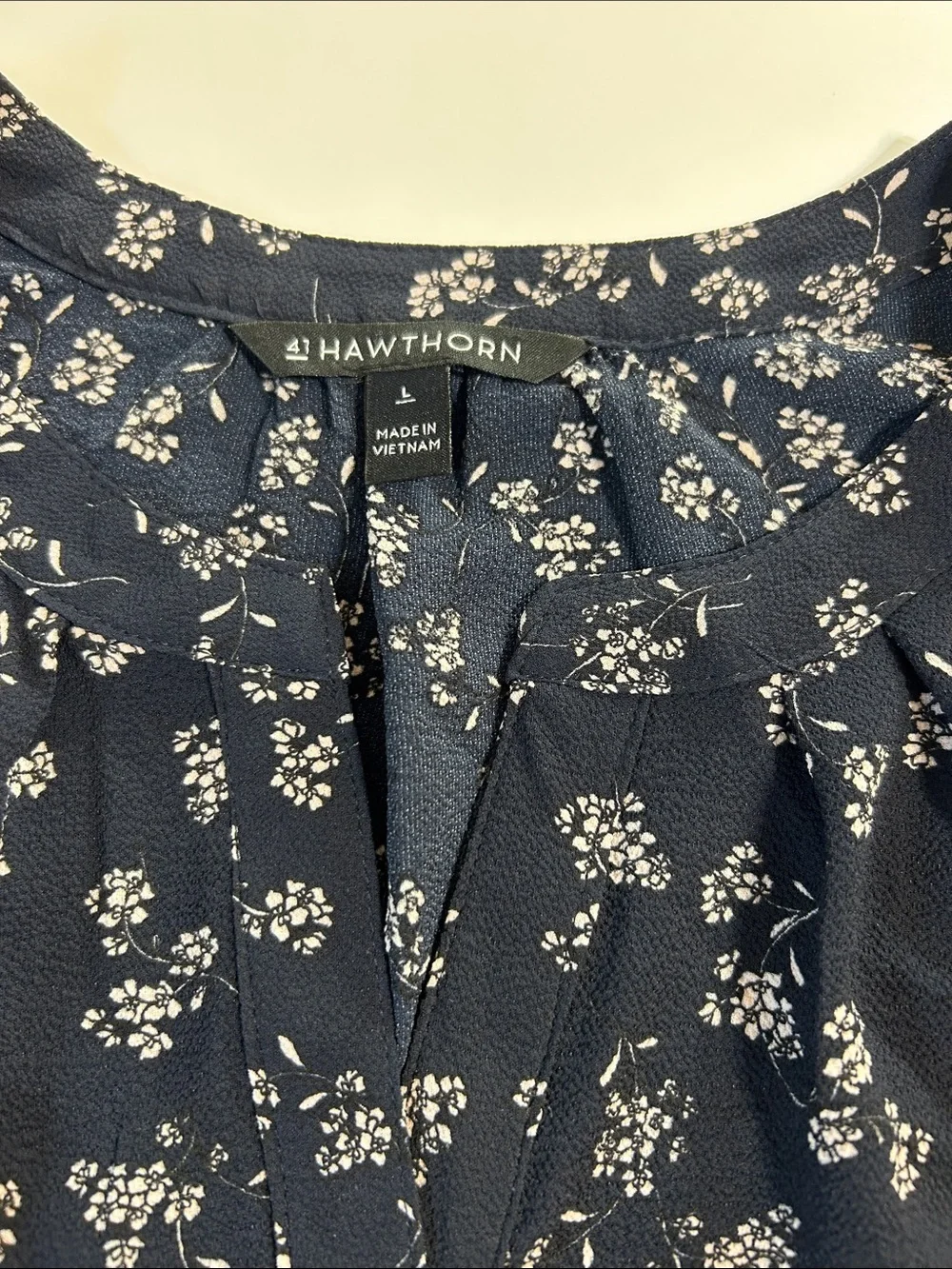 41 Hawthorn blouse top black and white Floral V-Neck working girl